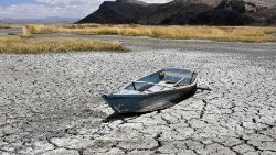 Езерото Титикака с исторически ниски нива поради изменението на климата и тежката суша.
