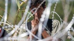 Ein Migrant aus Venezuela betet vor einem Grenzzaun, in der Hoffnung an der Grenze von Mexiko in die USA zu können 