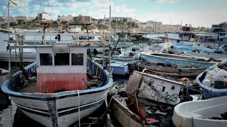 Barchini abbandonati a Lampedusa