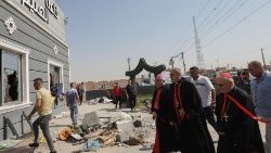 Le cardinal Louis Raphaël Sako, patriarche de Babylone des Chaldéens, s'est rendu sur les lieux de l'incendie ayant fait une centaine de morts, à Qaraqosh, au nord de l'Irak, le 27 septembre 2023. 