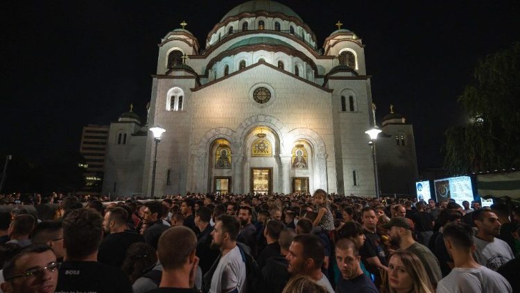 Trauernde versammelten sich am 27. September 2023 in Belgrad, um Kerzen für die Getöteten anzuzünden.