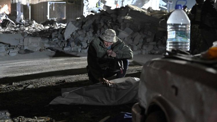 Mieszkaniec Hrozy, Sergiy, opłakujący swoją żonę przy jej ciele po tym, jak padła ofiarą rosyjskiej rakiety wraz z ponad 50 innymi osobami, 5 października 2023 r.