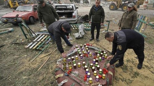 Des fleurs et bougies en mémoire des victimes de la frappe qui a tué au moins 52 villageois de Groza, dans l'Est de l'Ukraine.