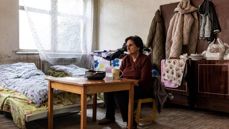 Una sfollata accolta in un rifugio temporaneo nella città di Masis, in Armenia