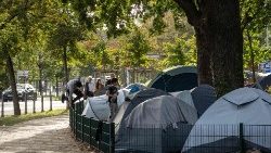 Ein  Zeltlager auf einem zentralen Platz in Straßburg. Hier sind Migranten untergekommen