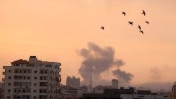 Fumaça no céu sobre a Cidade de Gaza durante um ataque aéreo