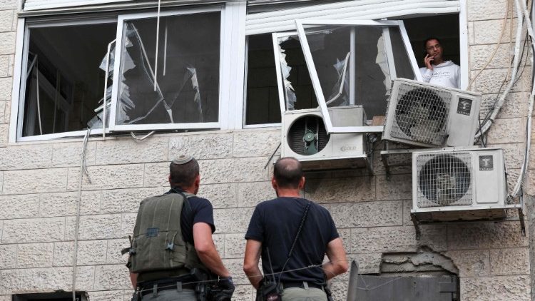 Zerstörungen in Abu Gosh bei Jerusalem nach einem Hamas-Raketenangriff vom Montag