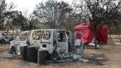 Vehículos quemados en el lugar del atentado perpetrado el fin de semana por militantes palestinos contra el festival de música del desierto Supernova, cerca del kibutz Reim, en el desierto del Néguev, en el sur de Israel, el 10 de octubre de 2023.