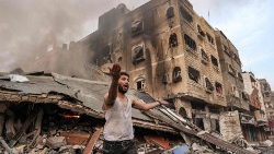 Un hombre reacciona ante un edificio derrumbado en llamas tras los bombardeos israelíes en la ciudad de Gaza el 11 de octubre de 2023.