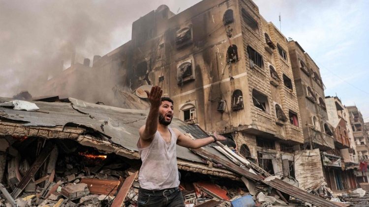 Un hombre reacciona ante un edificio derrumbado en llamas tras los bombardeos israelíes en la ciudad de Gaza el 11 de octubre de 2023.