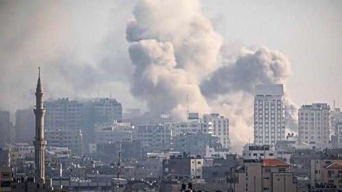 Striscia di Gaza sotto assedio. Attacchi israeliani nella notte