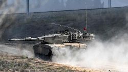 Боен танк Merkava Mk IV на израелската армия се движи близо до границата с ивицата Газа в южния град Сдерот