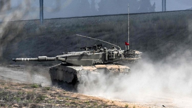Боен танк Merkava Mk IV на израелската армия се движи близо до границата с ивицата Газа в южния град Сдерот