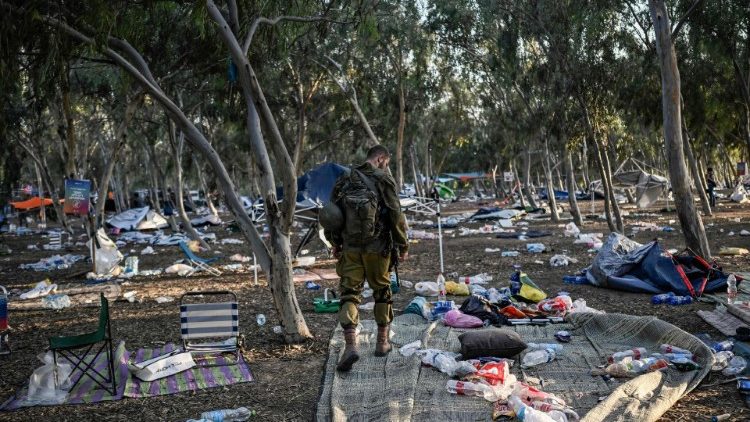 חייל ישראלי מפטרל ליד קיבוץ בארי, שם נהרגו 270 בני אדם על ידי חמאס במהלך פסטיבל מוזיקה