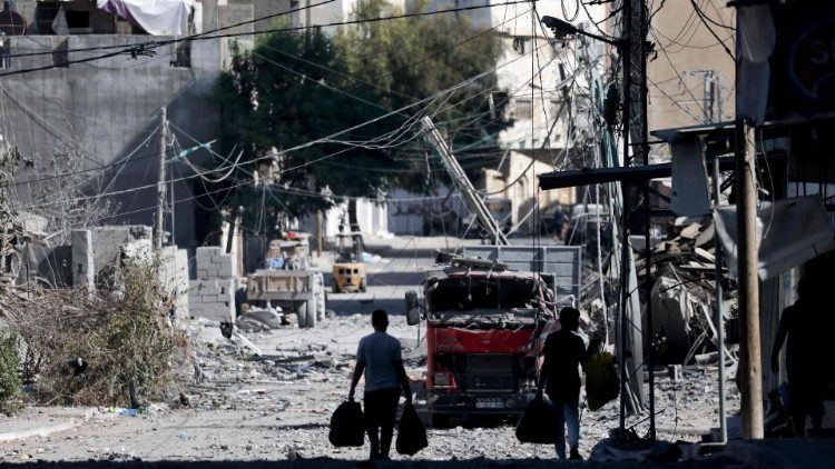 Palestinos se deslocando para áreas seguras em Gaza