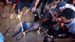 इस्राएली बमबारी के बाद मलबे से एक व्यक्ति को बाहर निकालते गज़ा के लोग