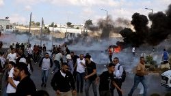 Palestinians scatter during clashes with Israeli soldiers