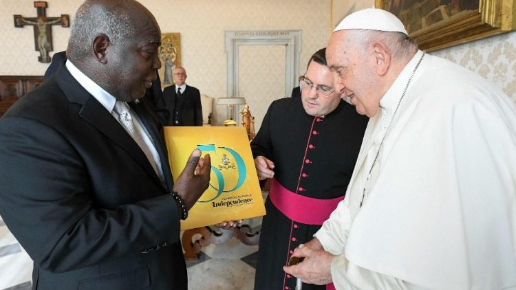 El intercambio de regalos entre el Papa Francisco y el Primer Ministro de Bahamas Edwards