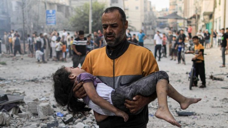 Мъж носи ранено момиченце след поредната атака на Израел