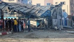 Um centro de distribuição da UNRWA atingido por ataques israelenses no sul de Gaza