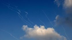 Des missiles dans le ciel du sud de la bande de Gaza, le 16 octobre 2023.