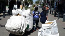 Una forma di povertà: due "cartoneras" al lavoro in provincia di Buens Aires  (AFP or licensors)