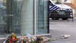 Fleurs déposées devant l'immeuble où deux Suédois ont été assassinés par un homme se revendiquant de l'État islamique