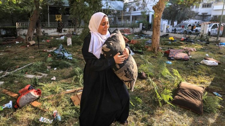 Mulher palestina entre os escombros