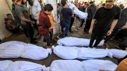 Les corps des victimes de l'explosion à l'hôpital Al Ahli à Gaza sont rassemblés.