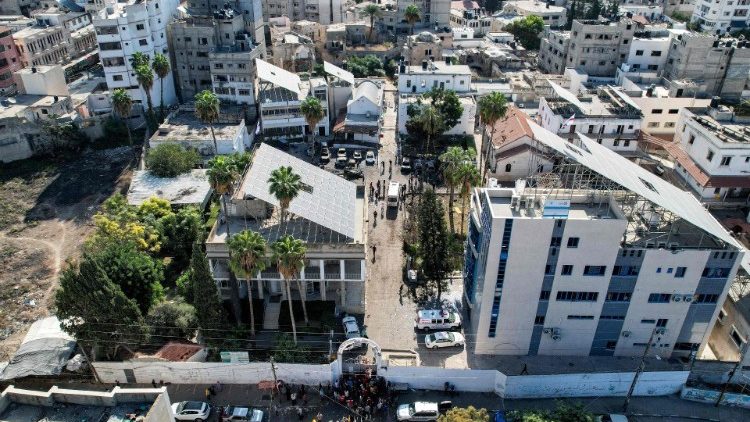 Luftaufnahme von dem getroffenen Ahli Arab Krankenhaus in Gaza-City