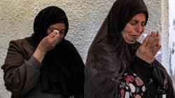 Palesztin asszonyok, akik családtagjaik elvesztését gyászolják