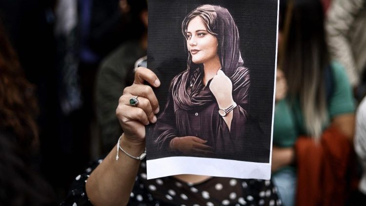 Portrait de Mahsa Amini lors d'une manifestation en face de l'ambassade d'Iran en Belgique, le 23 septembre 2022.