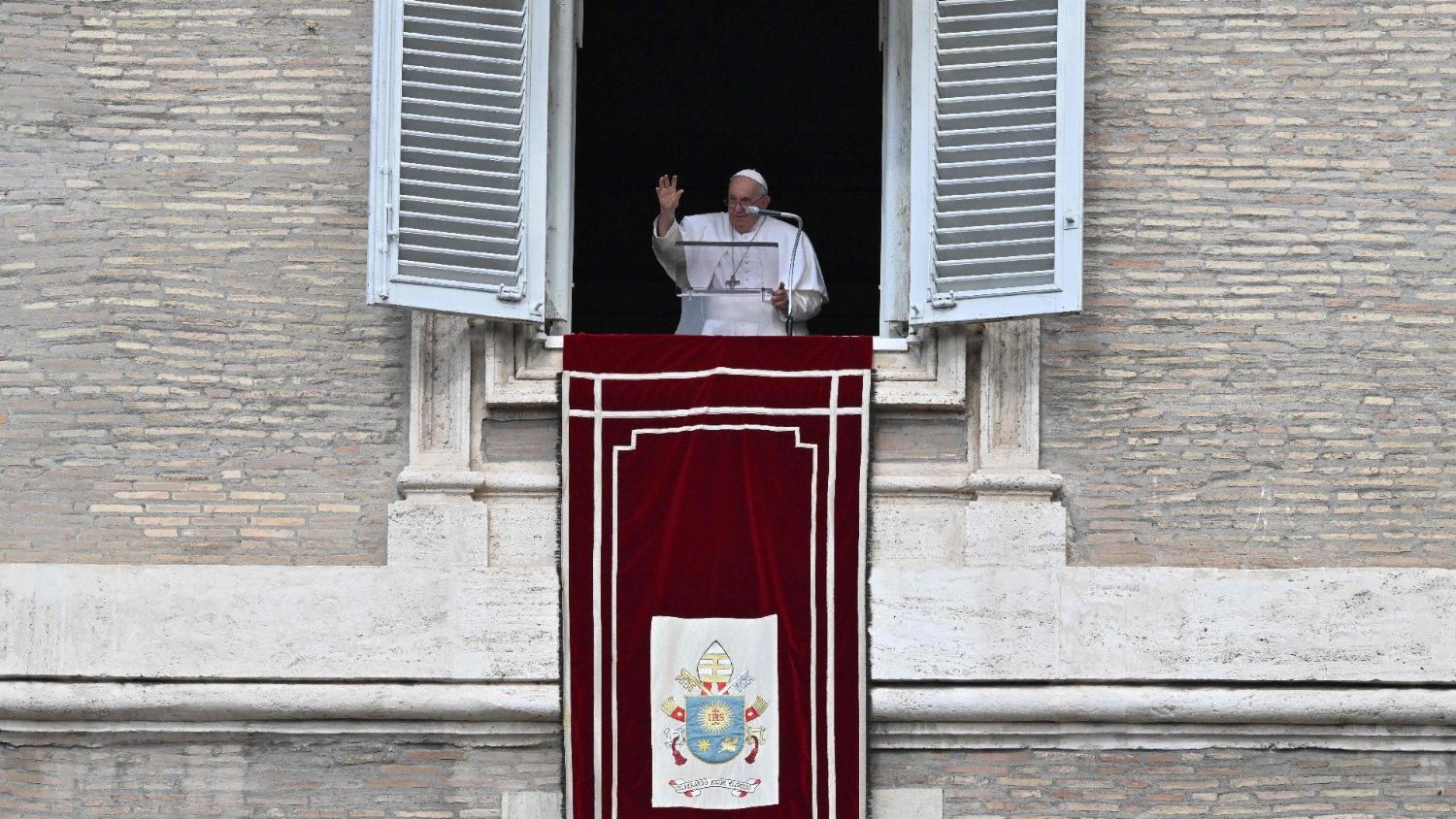 Pope at Angelus: Let us learn from God’s love for us - Vatican News - English