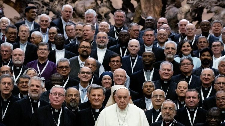 Członkowie Synodu o synodalności z Papieżem Franciszkiem, 23 października 2023 r. 