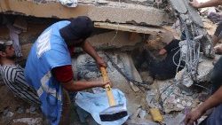 Helfer versuchen, den Schutt eines eingestürzten Hauses im Gaza-Streifen beiseite zu räumen