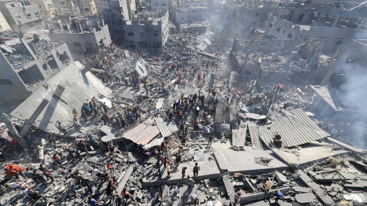 Budovy zničené během izraelského ostřelování v Chán Júnisu na jihu pásma Gazy