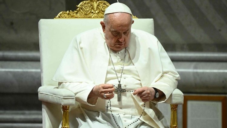 Papež v modlitbě