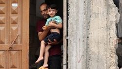 Uma criança em lágrimas em Gaza