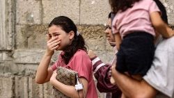 Una donna e una bambina in lacrime dopo i bombardamenti nella Striscia di Gaza