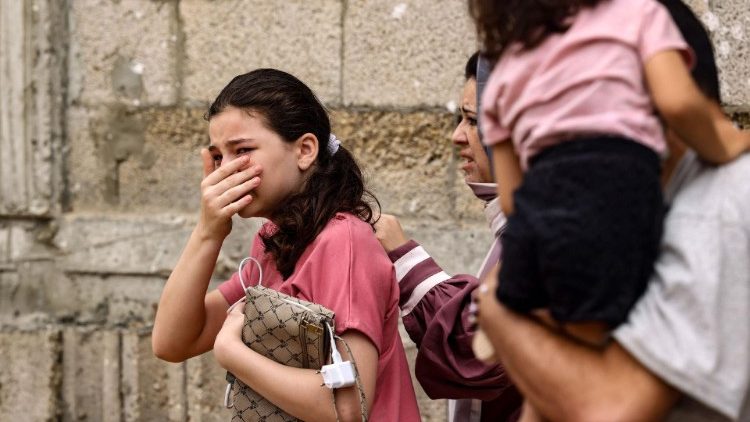 Una donna e una bambina in lacrime dopo i bombardamenti nella Striscia di Gaza