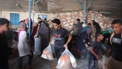 Palestinesi prendono d'assalto i depositi di generi alimentari dell'Onu a Gaza