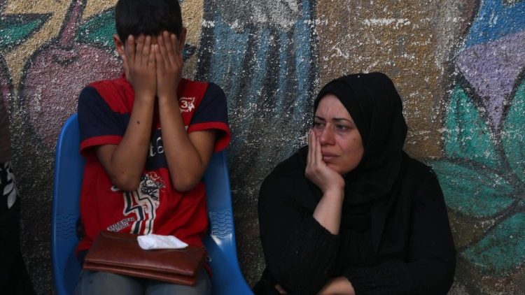 Gázában elhunyt családtagjaikat gyászoló család