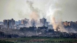 Bombardements à la frontière avec la bande de Gaza, au sud d'Israël, le 31 octobre 2023. 