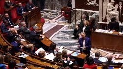 Le Parlement français devra débattre de l'inscription de l'IVG dans la Constitution et d'une nouvelle loi sur la fin de vie.