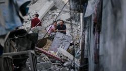 इस्राएल द्वारा गाजा पट्टी के जबालिया शरणार्थी शिविर में बम विस्फोट