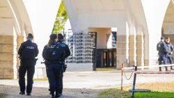 Polizisten patrouillieren nach dem Brandanschlag auf den jüdischen Teil des Wiener Zentralfriedhofs 