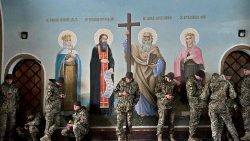 Des militaires ukrainiens devant les fresques de la cathédrale Saint-Michel de Kiev, le 1er novembre 2023.