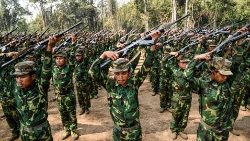 le 8 mars 2023, des membres de la Ta'ang National Liberation Army à l'entrainement dans une forêt de l'État Shan.