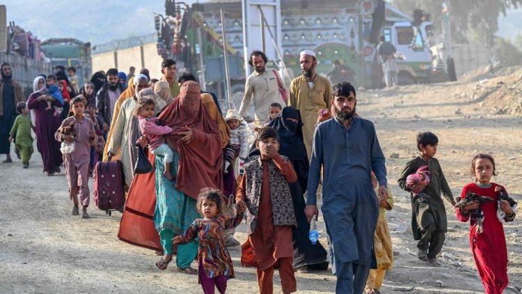 अफगान शरणार्थी पाकिस्तान जाते हुए