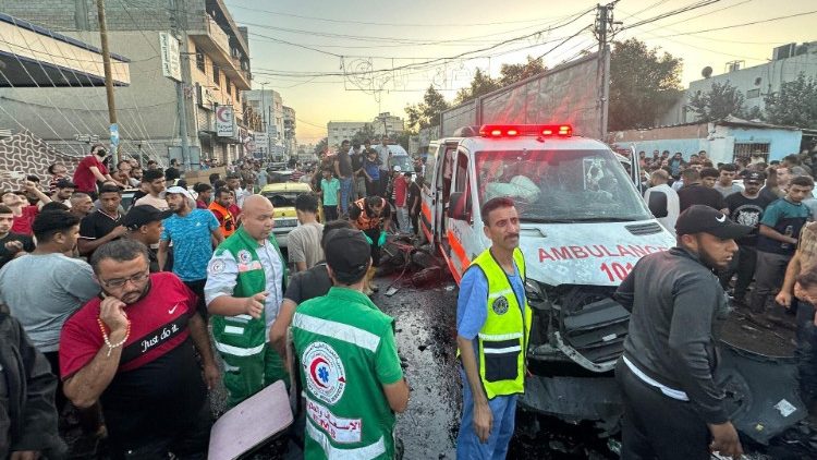 A Gaza colpite da bombe anche alcune ambulanze (Afp)